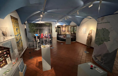 Das Bild zeigt einen Teil der Sonderaustellung Glück - Sonderausstellung Glück - Happiness im Museum der Stadt Villach. Das Bild zeigt eine gesamtübersicht über einen Raum der Sonderausstellung.
